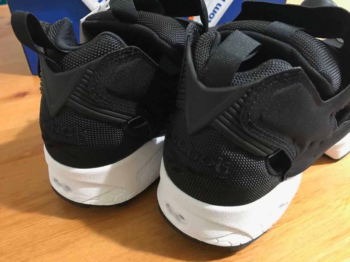 新品のリーボック「ポンプヒューリー」ブラック/ホワイトを半額でゲット!