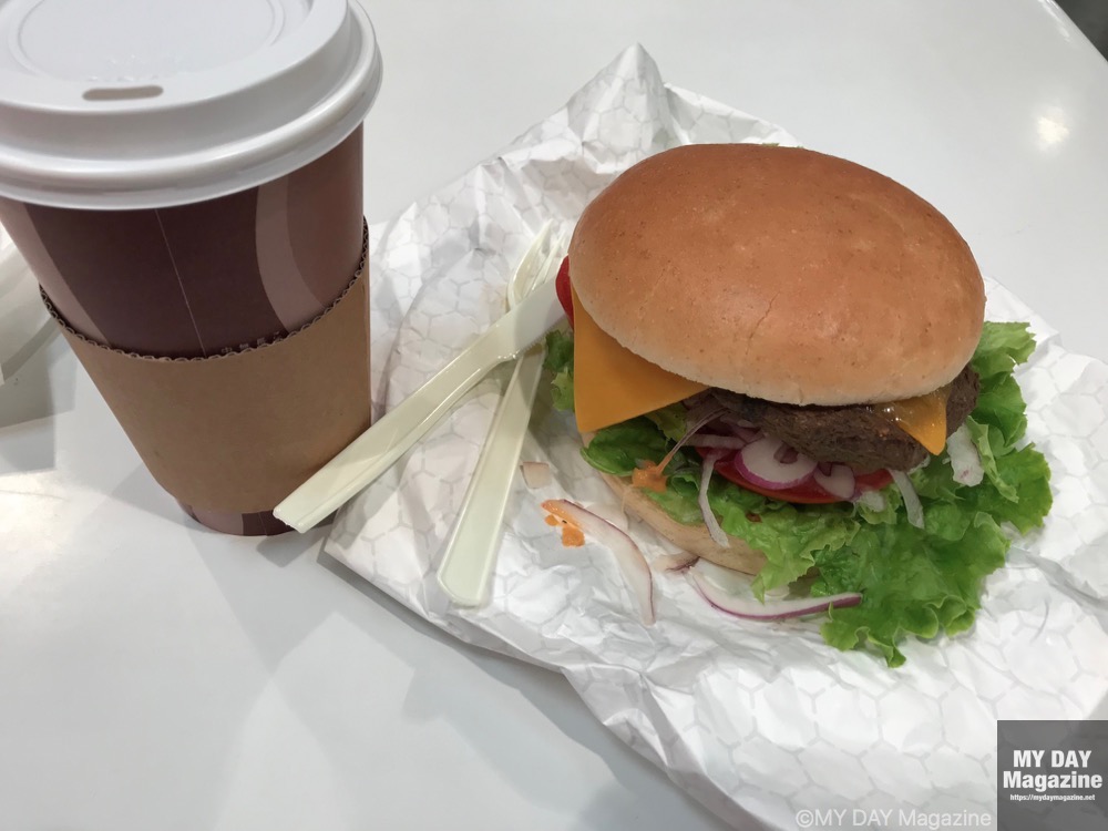 コストコのフードコートの1/3パウンドチーズバーガーはボリューミーな肉厚の本格バーガー!