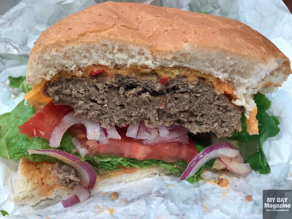 コストコのフードコートの1/3パウンドチーズバーガーはボリューミーな肉厚の本格バーガー!