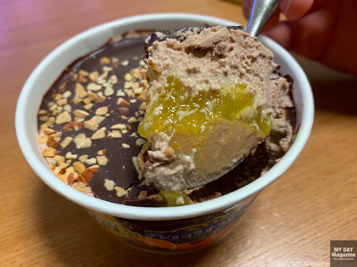 明治スーパーカップスイーツ「ショコラオレンジ」を食べてみた!