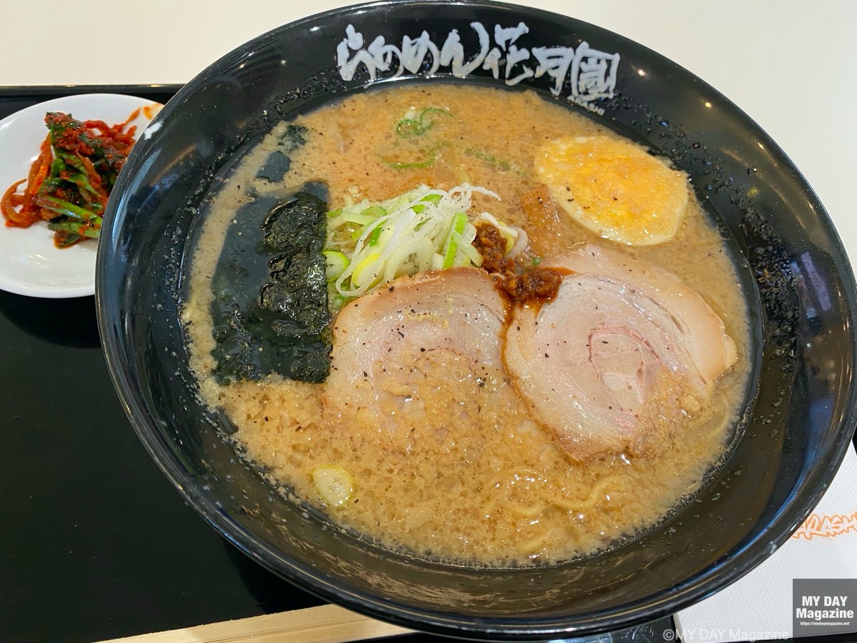 らあめん花月嵐の「嵐げんこつらあめん」背脂スープが美味しいシンプルなラーメン。