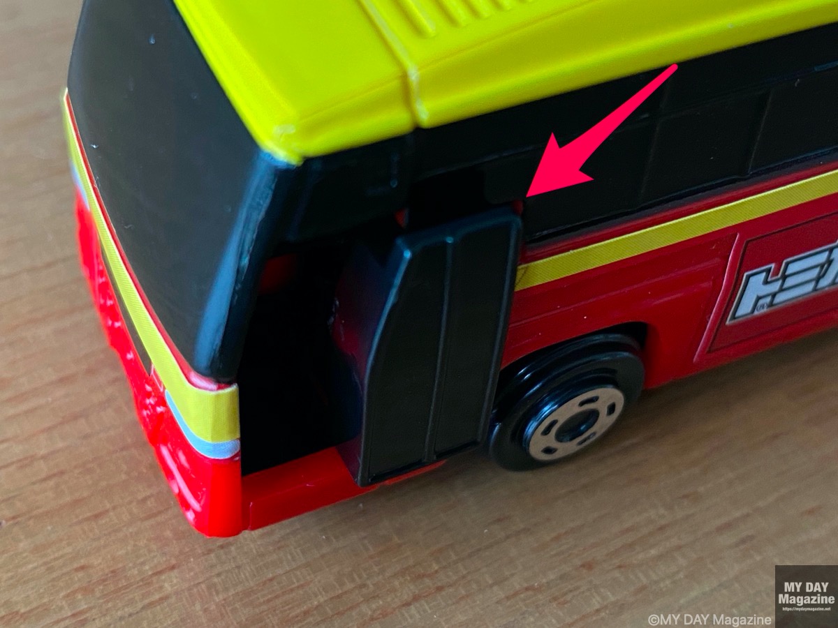 マクドナルドのハッピーセットのトミカ「50周年記念ラッピングバス」のレビュー